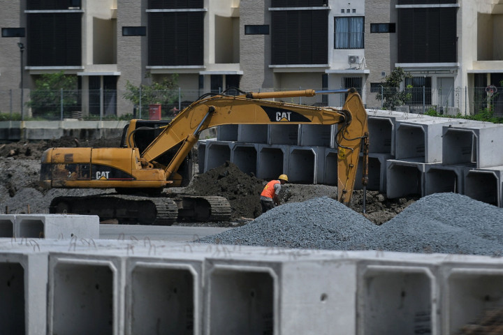 Pekerja mengoperasikan alat berat saat menyelesaikan pengerjaan proyek sirkuit Formula E di kawasan Ancol, Jakarta, Minggu, 6 Maret 2022.