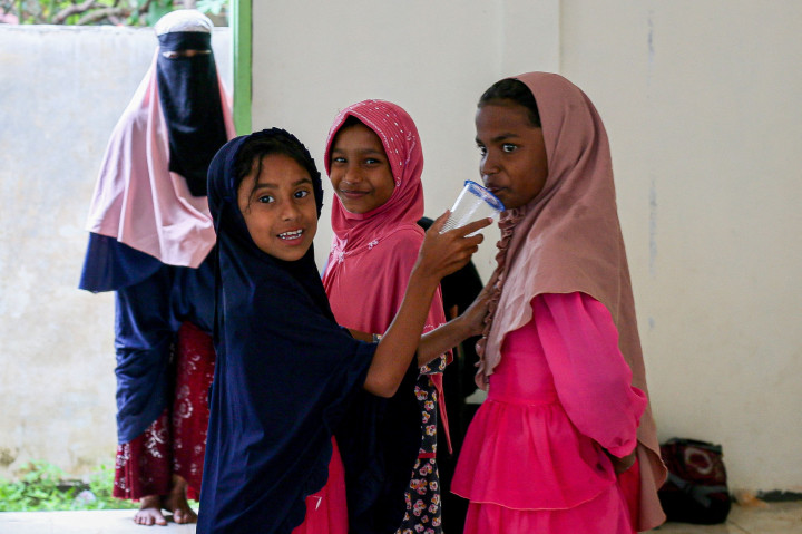 Kini para imigran tersebut ditampung di menasah desa setempat. Menasah merupakan bangunan yang biasanya digunakan untuk menggelar upacara agama atau pendidikan agama.