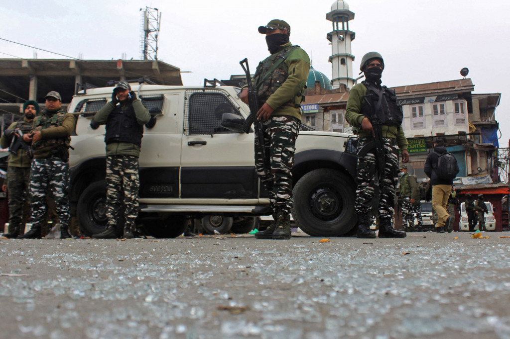 Personel keamanan berjaga di lokasi serangan granat di Srinagar pada 6 Maret 2022.
