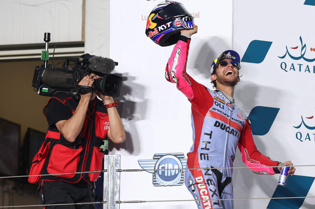 Enea Bastianini menjadi pemenang seri perdana MotoGP 2022. Rider Gresini Racing itu sukses mengukir sejarah berkat menjadi yang tercepat di MotoGP Qatar 2022.