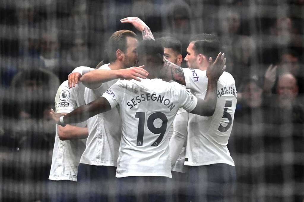 Para pemain Tottenham Hotspur melakukan selebrasi usai menghancurkan Everton 5-0 dalam lanjutan Liga Inggris pekan ke-28 di Tottenham Hotspur Stadium, Selasa, 8 Maret 2022 dini hari WIB.