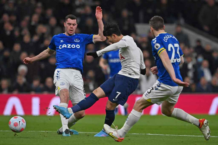 Pada menit ke-17, Spurs menambah keunggulan lewat penyelesaian akhir Son Heung-Min setelah menerima sodoran Dejan Kulusevski. Everton tertinggal 0-2.