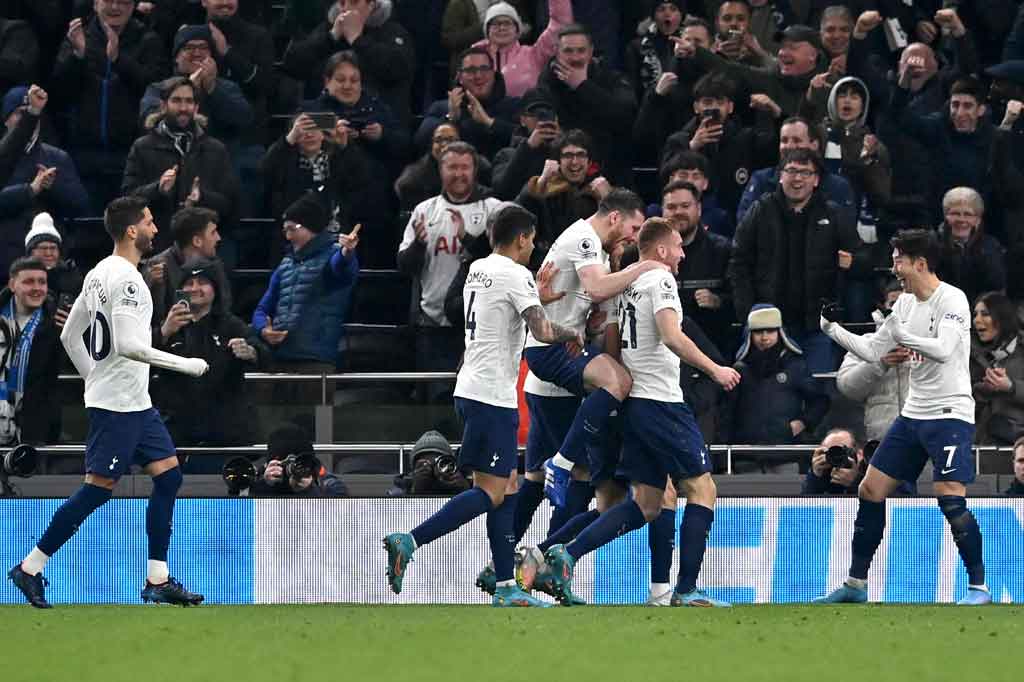 Masuk babak kedua, Spurs enggan mengendurkan serangan. Mereka semakin menjauh dari kejaran Everton dengan mencetak gol keempat pada menit ke-46 lewat Sergio Reguilon yang baru masuk sebagai pemain pengganti. Setelah menerima sodoran Dejan Kulusevski, tanpa kesulitan dia membobol gawang Everton yang dikawal Jordan Pickford.
