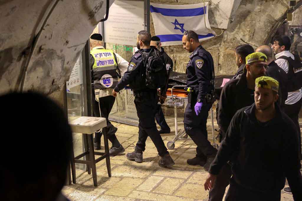 Jenazah pelaku penikaman dievakusai oleh tim tanggap darurat Israel di Kota Tua Yerusalem pada Senin, 7 Maret 2022 waktu setempat. Pria Palestina tersebut ditembak mati setelah menikam dan melukai dua petugas Israel di Kota Tua.