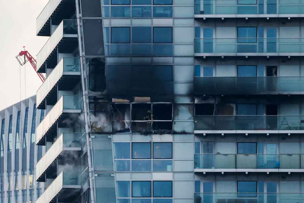 Sebanyak 20 mobil pemadam kebakaran dan 125 petugas dikerahkan untuk memadamkan api di Gedung Relay di Whitechapel High Street, Aldgate, dekat distrik keuangan ibu kota Inggris, tak lama setelah pukul 16:00 (1600 GMT).