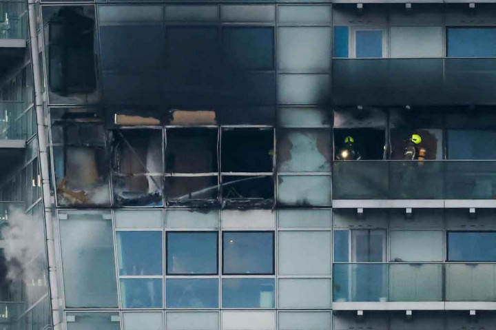 Sekitar 60 orang terpaksa mengungsi dari gedung tersebut setelah kebakaran terjadi di lantai 17 dan mempengaruhi balkon di lantai 17, 18 dan 19.