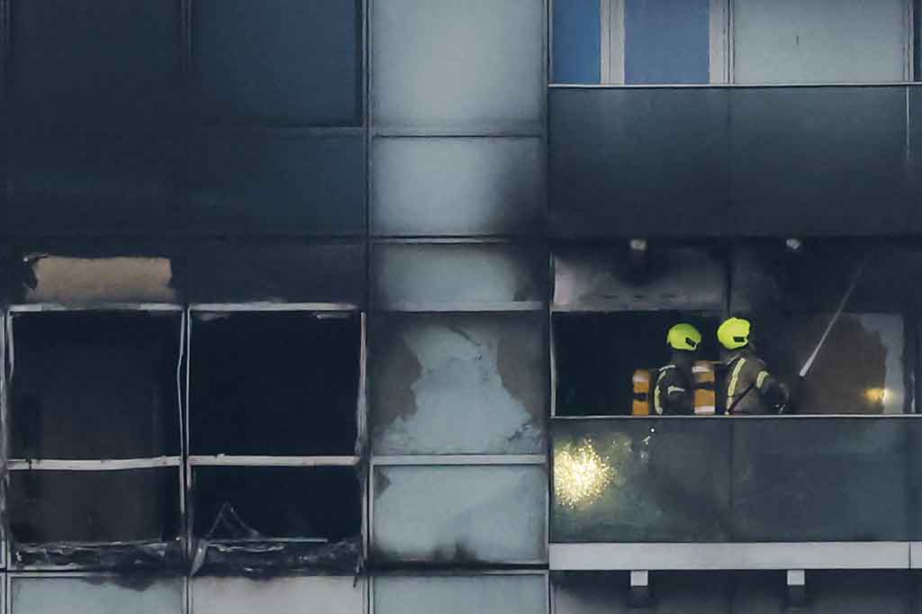 Komandan stasiun Chris Jenner, dari Brigade Pemadam Kebakaran London mengatakan kru mengerahkan tangga meja putar setinggi 64 meter (210 kaki) -- tertinggi di Eropa -- untuk mengalirkan air ke api dari luar gedung.