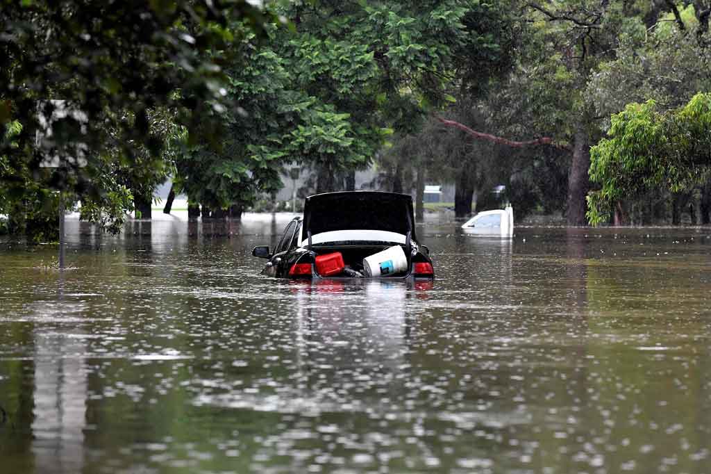 Biro cuaca nasional memperingatkan 48 jam ke depan yang sulit untuk kota itu, dengan 60.000 orang tunduk pada perintah evakuasi dan peringatan di seluruh daerah yang terkena dampak.