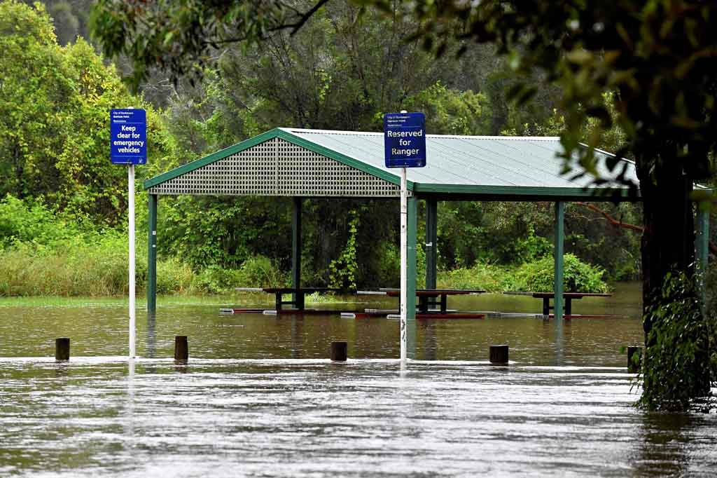 Korban meninggal sejak seminggu lalu yang oleh pejabat disebut banjir yang belum pernah terjadi sebelumnya di sebagian besar pantai timur Australia naik menjadi 18 orang pada hari Selasa.