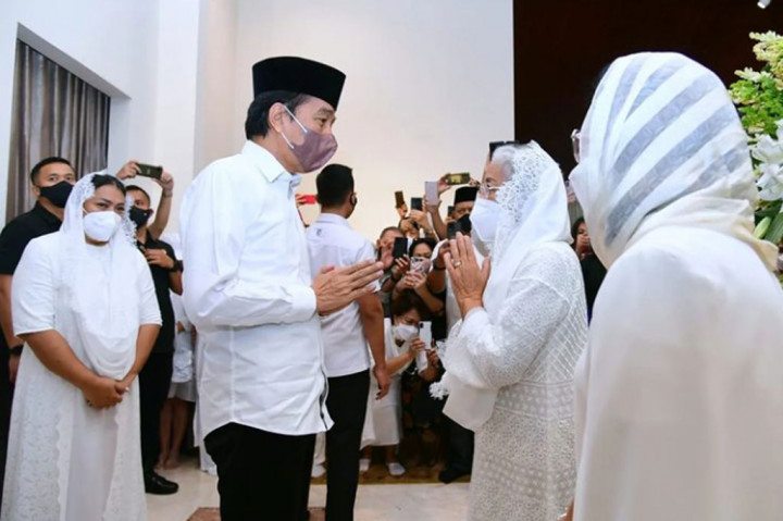 Presiden Joko Widodo bertakziah ke rumah duka almarhum Arifin Panigoro di Cilandak Timur, Pasar Minggu, Jakarta Selatan, Selasa, 8 Maret 2022. Jokowi disambut istri almarhum, Raisis Kartiwa, serta kedua anak almarhum