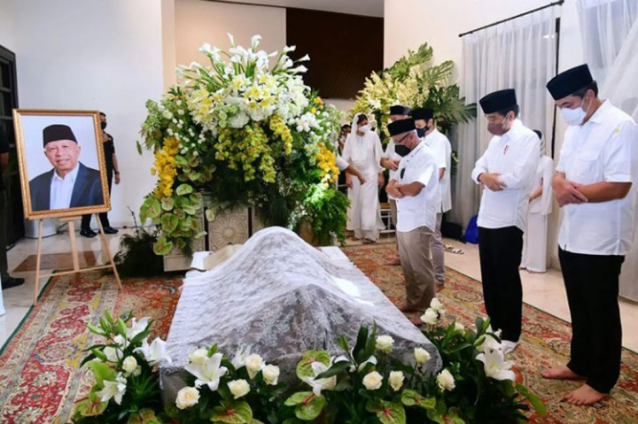 Presiden kemudian melaksanakan salat jenazah berjemaah dengan imam adik almarhum, Hilmi Panigoro. Tampak turut dalam salat tersebut Menteri Perdagangan Muhammad Lutfi.