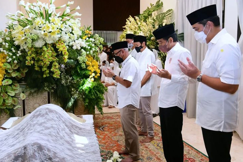 Setelah itu Jokowi mendoakan almarhum, sebelum kemudian berpamitan kepada pihak keluarga. Almarhum Arifin Panigoro selanjutnya akan dimakamkan secara kenegaraan di pemakaman keluarga.