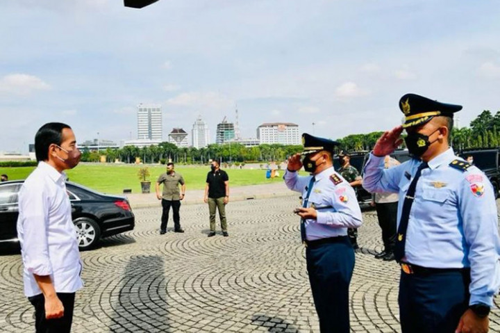 Presiden Joko Widodo bertolak menuju Pelabuhan Patimban, Kabupaten Subang, Provinsi Jawa Barat, Selasa, 8 Maret 2022, untuk meninjau pelepasan ekspor mobil ke sejumlah negara.
