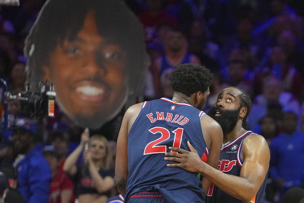 Joel Embiid dan James Harden meluapkan kegembiraan mereka usai membawa Philadelphia 76ers menundukkan tamunya Chicago Bulls dengan skor 121-106 dalam lanjutan NBA di Wells Fargo Center, Pennsylvania, Selasa, 8 Maret 2022 WIB.