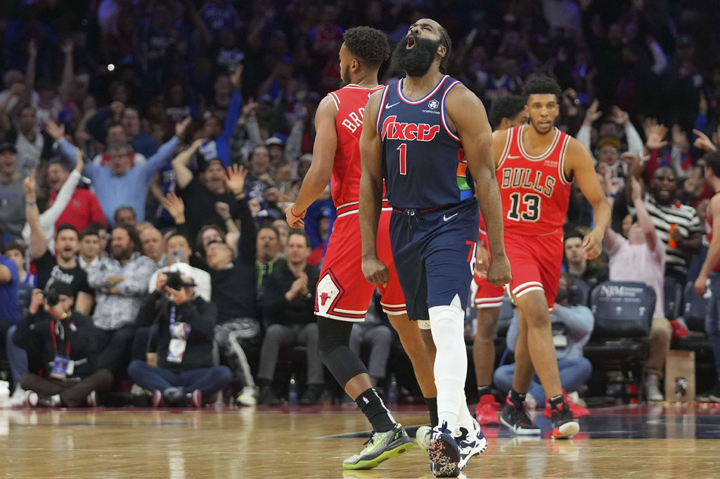 James Harden juga turut mengemas dwiganda 16 poin dan 14 assist disertai delapan buah rebound, untuk membantu Sixers kembali ke jalur kemenangan setelah kalah di pertandingan sebelumnya.