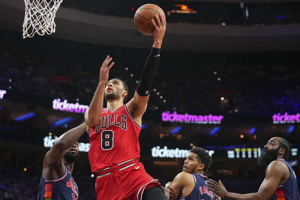 Sementara Zach LaVine memimpin Bulls dengan raupan 24 poin diikuti Demar DeRozan yang membukukan 23 poin, 11 rebound dan delapan assist.