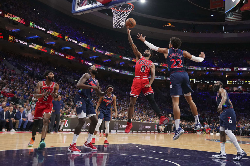 Coby White menambahkan 19 poin dari bangku cadangan, Tristan Thompson mencetak 13 poin dan Ayo Dosunmu memperoleh 11 poin.