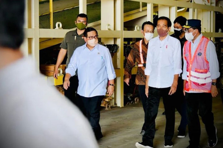 “Ini akan sangat bagus, artinya industri kita meskipun pandemi tetap bergerak terus, meskipun pandemi kita juga tetap ekspor terus dan kita harapkan ini akan ikut memberikan sumbangan kepada pertumbuhan ekonomi negara kita,” ucap Presiden.