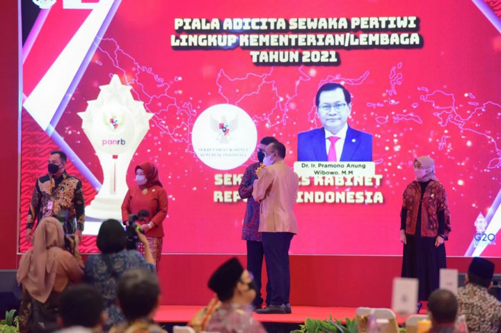 Sekretaris Kabinet Pramono Anung meraih Piala Adicita Sewaka Pertiwi.