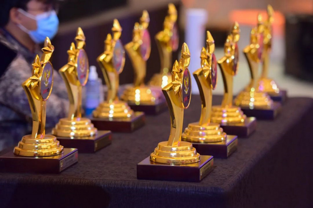 Penghargaan Adicita Sewaka Pertiwi diberikan untuk pimpinan kementerian/lembaga serta kepala daerah yang telah berhasil meraih minimal dua tahun berturut-turut Predikat “A” atau “Pelayanan Prima”.