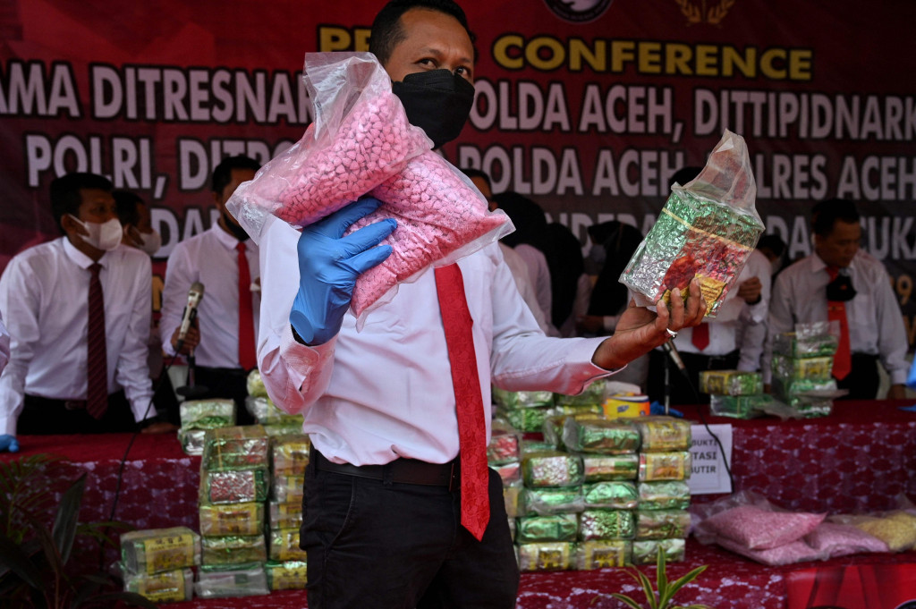 Penangkapan keduanya bermula saat tim gabungan Ditresnarkoba Polda Aceh, bekerja sama dengan Dittipidnarkoba Bareskrim Polri, Ditpolair Polda Aceh, Polres Aceh Utara, dan Dirjen Bea Cukai Aceh mendapat informasi adanya penyelundupan sabu dalam jumlah besar.
