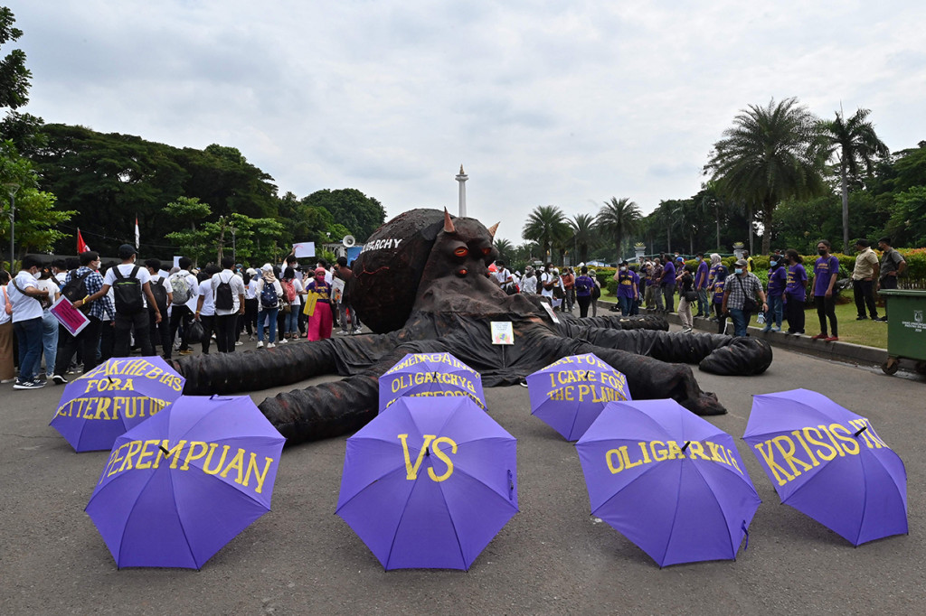 Mereka juga menuntut pemerintah untuk mewujudkan sistem perlindungan sosial yang tidak diskriminatif, inklusif dan menjamin setiap orang untuk bebas dari kemiskinan.   
