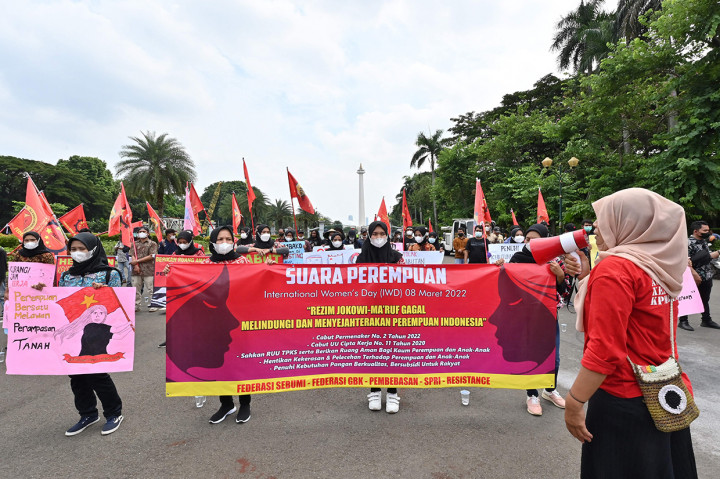 Massa mengatasnamakan organisasi perempuan menggelar aksi peringatan Hari Perempuan Sedunia di kawasan Patung Kuda, Jakarta Pusat. 