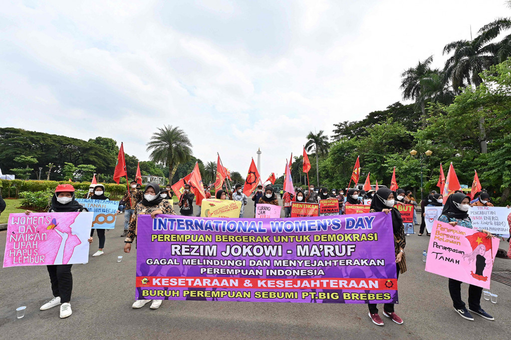 Adapun tuntutannya yakni mengesahkan RUU TPKS yang partisipatif dalam pembahasan dan pro korban.  