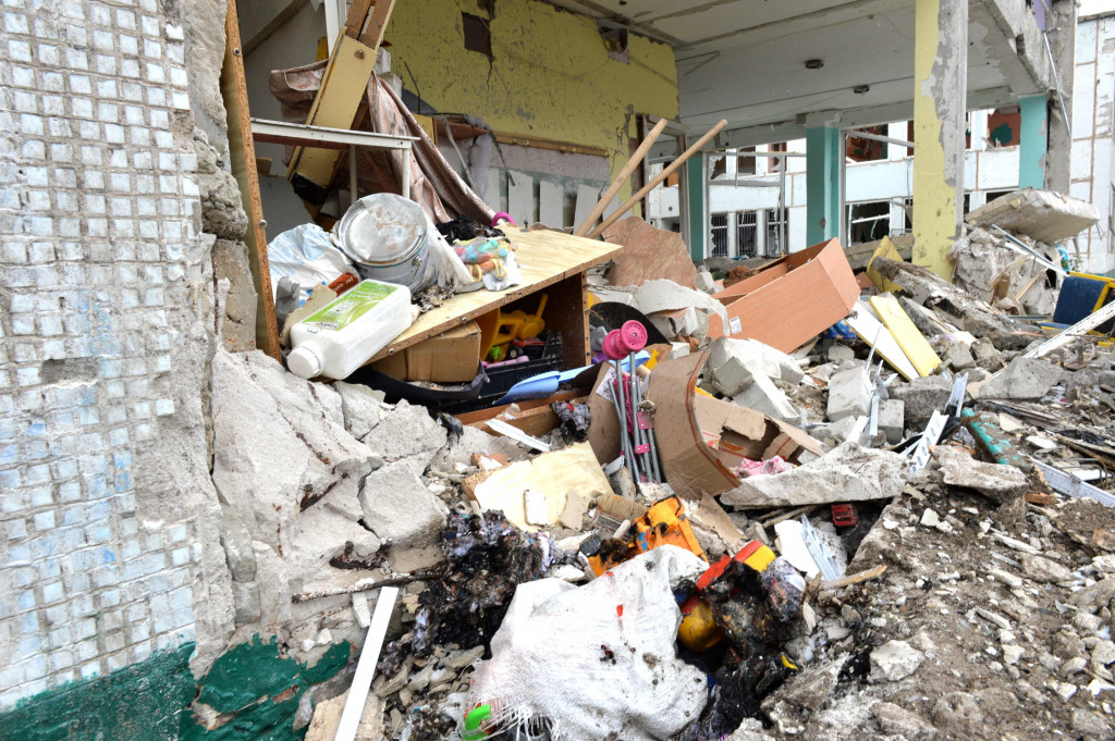 Sebuah foto yang diambil pada 8 Maret 2022 menunjukkan penghancuran sebuah taman kanak-kanak setelah penembakan di kota terbesar kedua di Ukraina, Kharkiv.