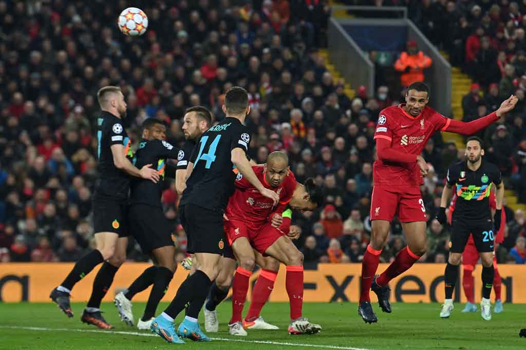 Peluang tuan rumah tercipta pada menit ke-31. Sayang bola sundulan Joel Matip memanfaatkan tendangan bebas Trent Alexander-Arnold dari sisi kiri kotak penalti Inter masih membentur mistar gawang.