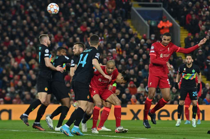 Peluang tuan rumah tercipta pada menit ke-31. Sayang bola sundulan Joel Matip memanfaatkan tendangan bebas Trent Alexander-Arnold dari sisi kiri kotak penalti Inter masih membentur mistar gawang.