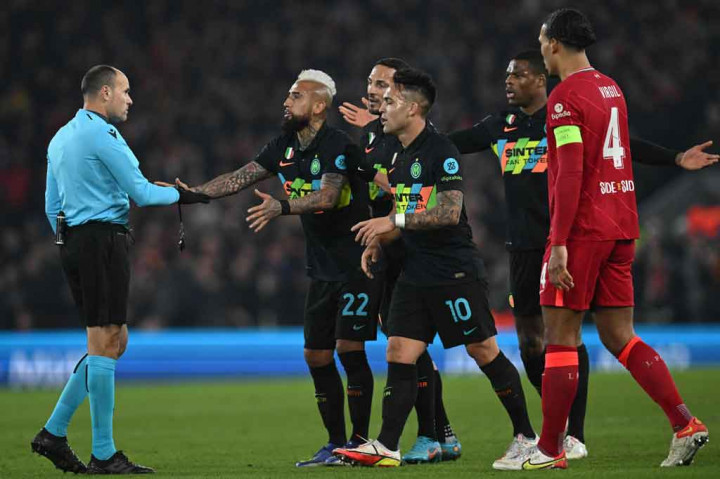 Namun, semenit kemudian Inter harus bermain dengan 10 orang setelah Alexis Sanchez mendapat kartu kuning kedua usai melanggar Fabinho.