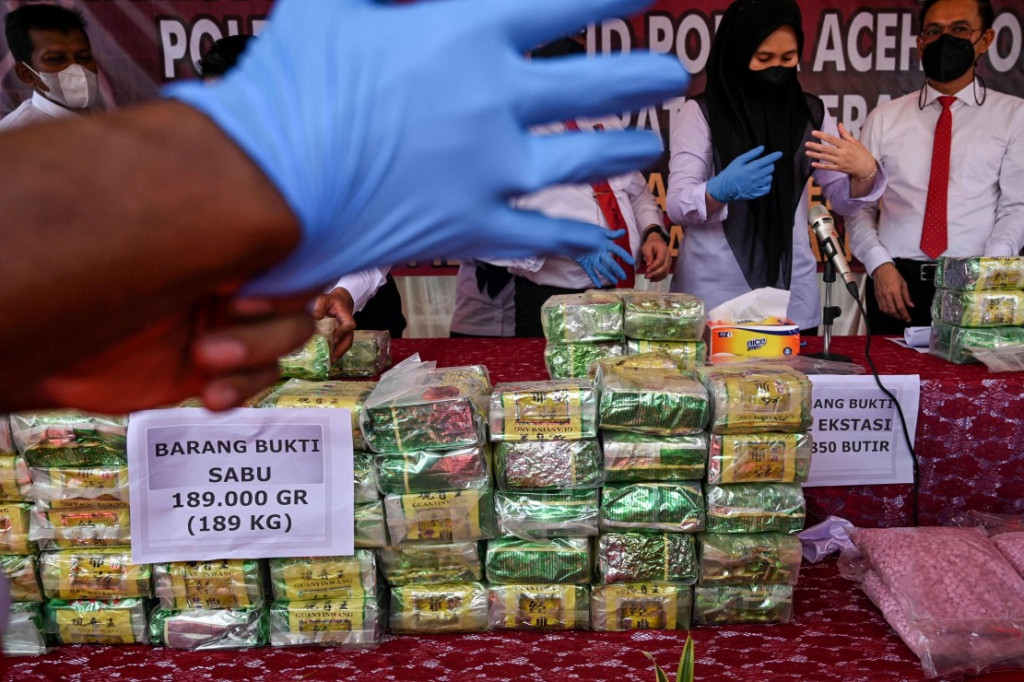 Personel Polda Aceh bersama petugas Bea Cukai menggelar barang bukti tindak kejahatan narkotika jenis sabu dan ekstasi beserta tersangka di Banda Aceh, Aceh, Selasa, 8 Maret 2022.