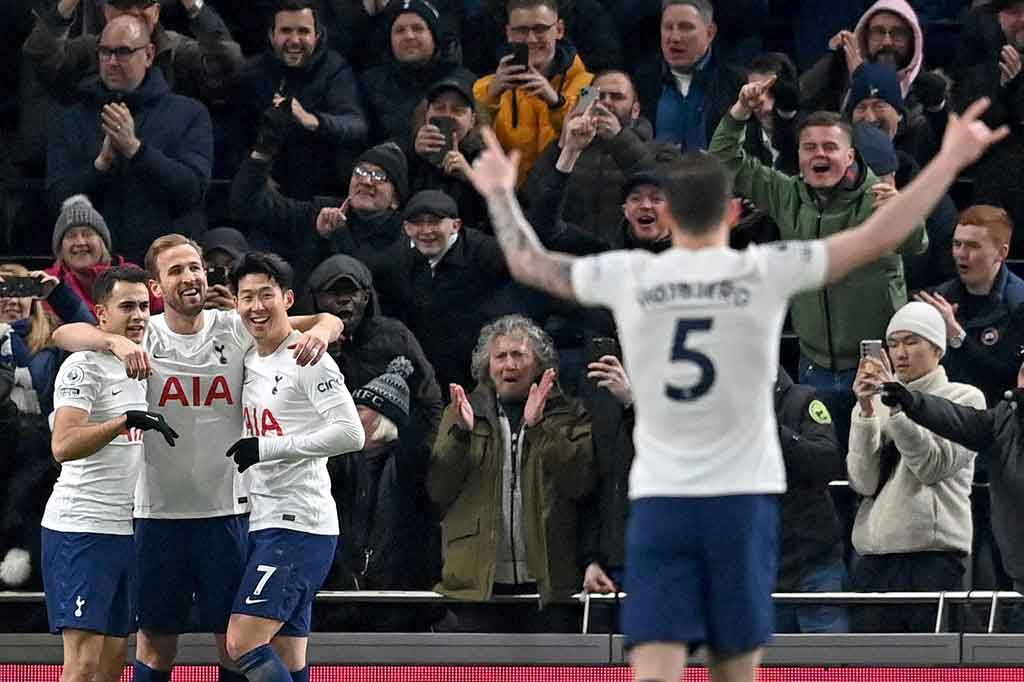 Para pemain Tottenham Hotspur melakukan selebrasi usai menghancurkan Everton 5-0 dalam lanjutan Liga Inggris pekan ke-28 di Tottenham Hotspur Stadium, Selasa, 8 Maret 2022 dini hari WIB.