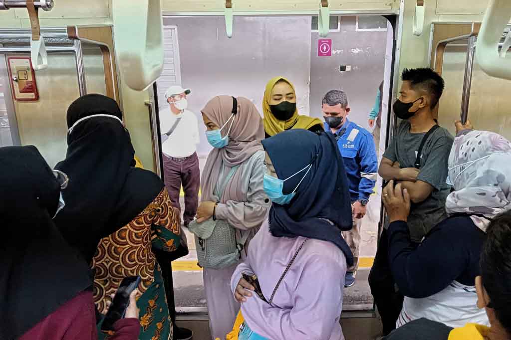  Penumpang memasuki gerbong Kereta Rel Listrik (KRL) rute Bogor - Jakarta Kota. VP Corporate Secretary KAI Commuter Anne Purba menyampaikan bahwa penumpang KRL dapat duduk tanpa berjarak mulai hari ini, Rabu, 9 Maret 2022.