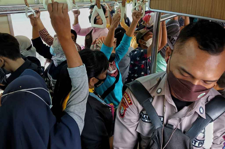 Anne mengatakan KAI Commuter saat ini menjalankan operasi dan layanan KRL sesuai aturan terbaru dari pemerintah yaitu Surat Edaran Kemenhub Nomor 25 tahun 2022. Dalam aturan tersebut, kereta komuter di wilayah aglomerasi termasuk KRL Jabodetabek dan KRL Yogyakarta-Solo diperkenankan melayani pengguna hingga 60 persen dari kapasitas.