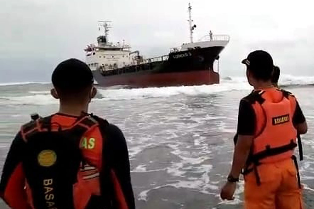 Sebuah kapal tanker kandas di perairan Sancang, Kecamatan Cibalong, Kabupaten Garut, Jawa Barat. Kapal diduga salah jalur kemudian terjebak karang hingga tidak bisa kembali ke tengah lautan.