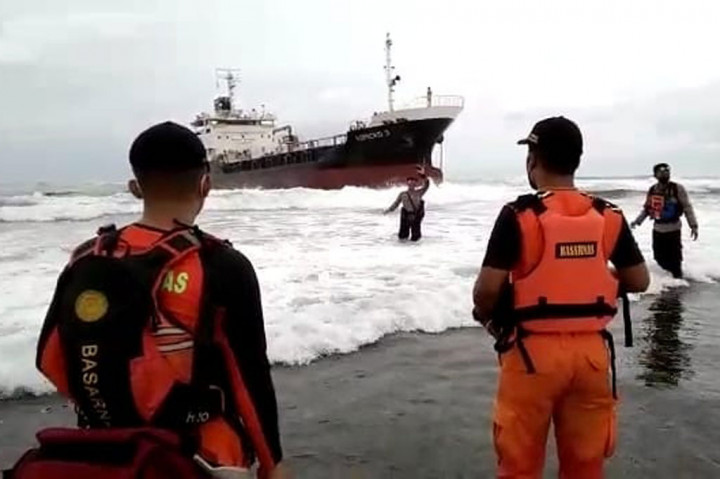 Ia menuturkan kapal tanker bernama Endricko 3 berangkat dari Sibolga, Sumut untuk berlayar mengambil aspal di Cilacap, Jawa Tengah. 