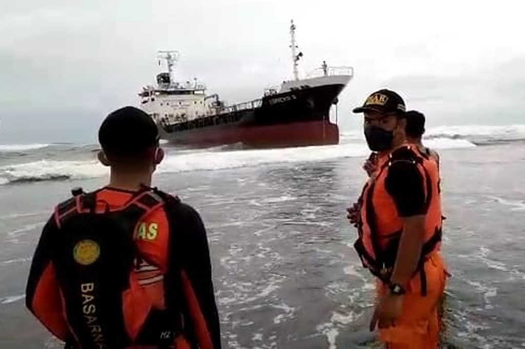 Kepala Polsek Cibalong AKP Saef Balya di Garut, mengatakan kapal terlihat mendekati garis pantai pada Selasa, 8 Maret 2022, sekitar pukul 19.30 WIB, dan akhirnya terjebak. Hingga Rabu, 9 Maret 2022 siang belum bisa kembali ke tengah lautan. 