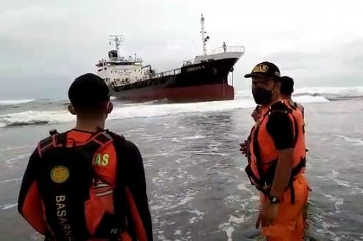 Kepala Polsek Cibalong AKP Saef Balya di Garut, mengatakan kapal terlihat mendekati garis pantai pada Selasa, 8 Maret 2022, sekitar pukul 19.30 WIB, dan akhirnya terjebak. Hingga Rabu, 9 Maret 2022 siang belum bisa kembali ke tengah lautan. 