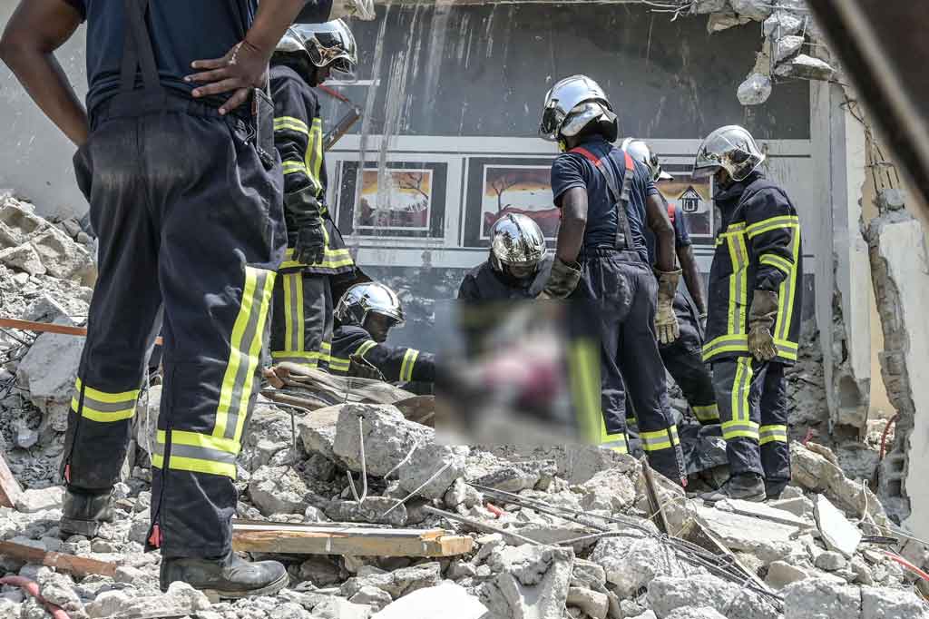 Petugas mengevakusi jenazah korban runtuhnya bangunan bertingkat di Abidjan, Pantai Gading, Senin, 7 Maret 2022 waktu setempat.