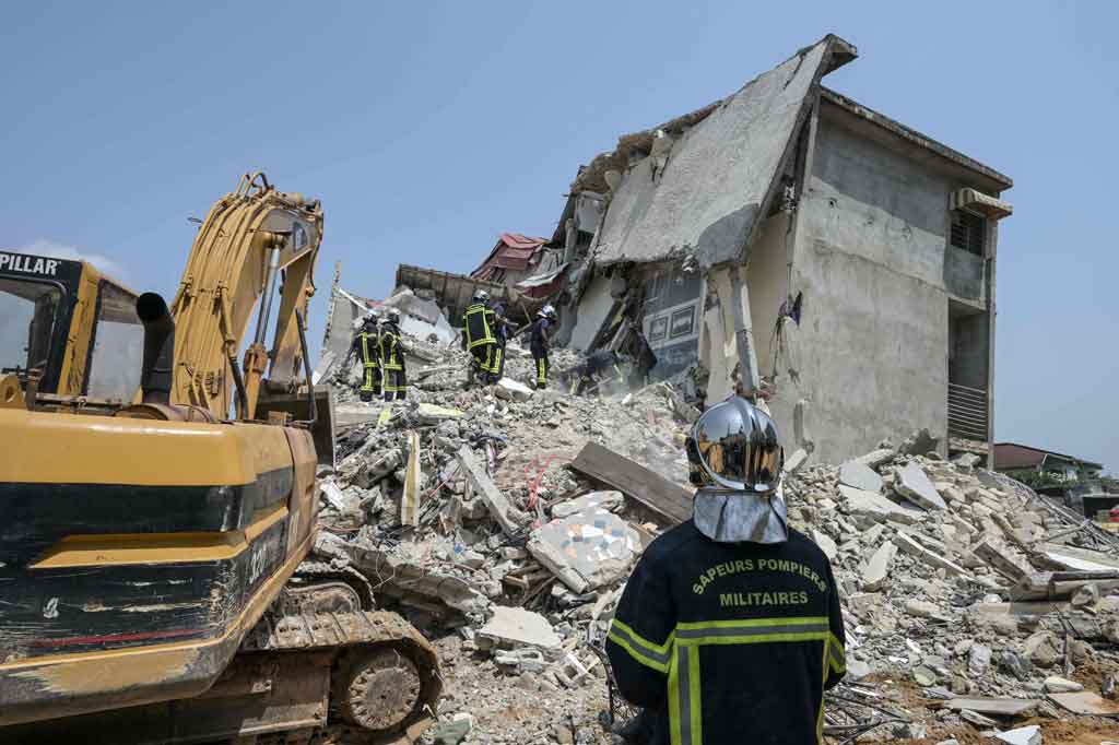 Petugas pemadam kebakaran mengatakan jumlah korban terluka sebanyak 13 orang. 