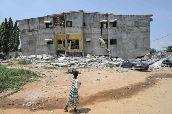 Bangunan empat lantai runtuh pada Minggu malam hingga Senin di distrik Angre, kota yang telah mengalami ledakan real-estate dalam beberapa tahun terakhir.