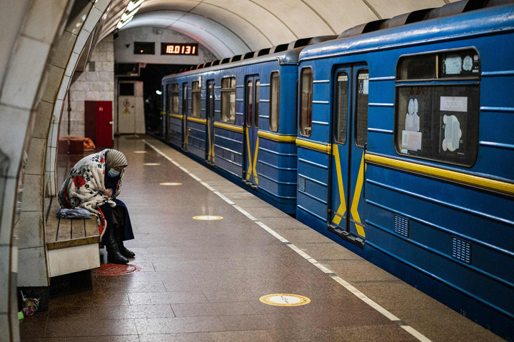 Warga Ukraina ramai-ramai mengungsi ke stasiun kereta bawah tanah di Kiev untuk menghindari serangan Rusia yang menggempur Ukraina sejak 24 Februari 2022 lalu.