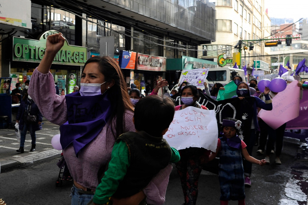 Perempuan mengikuti demonstrasi memperingati Hari Perempuan Internasional di La Paz, pada 8 Maret 2022. AFP Photo/Jorge Bernal