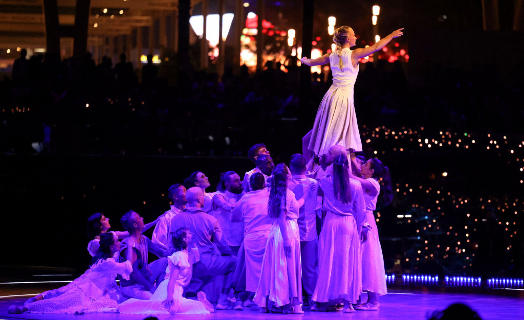 Para penari tampil dalam upacara Hari Perempuan Internasional di Dubai Expo, Dubai, Uni Emirat Arab, 8 Maret 2022. 