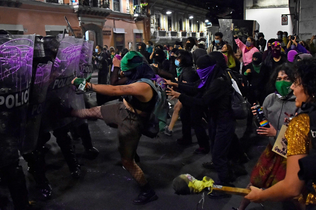 Sejumlah perempuan bentrok dengan polisi saat pawai peringatan Hari Perempuan Internasional di Quito, Ekuador, 8 Maret 2022. AFP Photo/Rodrigo Buendia