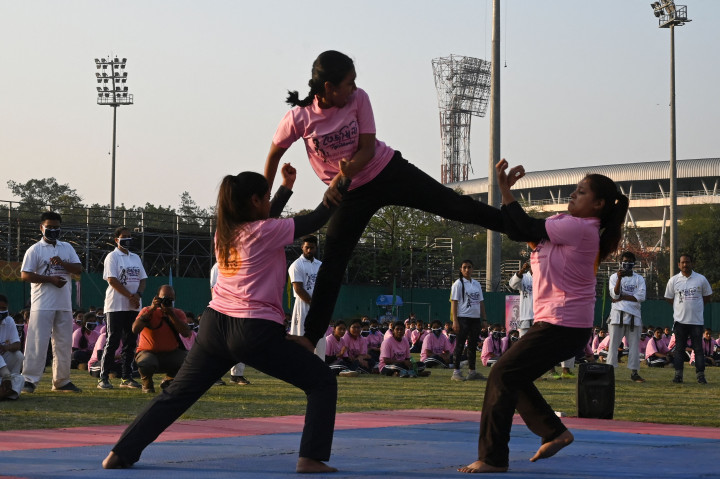 Gadis-gadis berlatih teknik bela diri selama hari pertama lokakarya dua minggu tentang bela diri yang diselenggarakan oleh polisi kota untuk memperingati Hari Perempuan Internasional di Kolkata pada 8 Maret 2022. AFP Photo/Dibyangshu Sarkar
