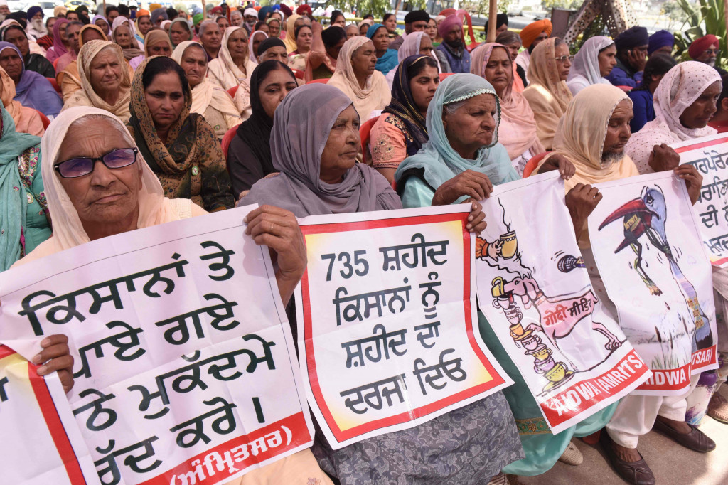 Anggota Asosiasi Perempuan Demokratis Seluruh India (AIDWA) memegang plakat dan meneriakkan slogan-slogan menuntut hak-hak perempuan yang lebih baik dan penyelesaian masalah petani selama demonstrasi pada Hari Perempuan Internasional di Amritsar pada 8 Maret 2022. AFP Photo/Narider Nanu