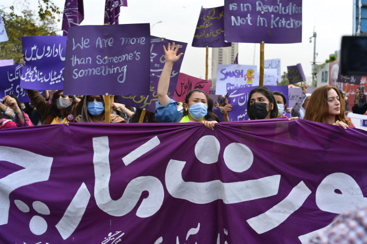 Para pengunjuk rasa Aurat March memegang spanduk dan meneriakkan slogan-slogan saat mereka berkumpul untuk memperingati Hari Perempuan Internasional di Islamabad pada 8 Maret 2022. AFP Photo/Farooq Naeem